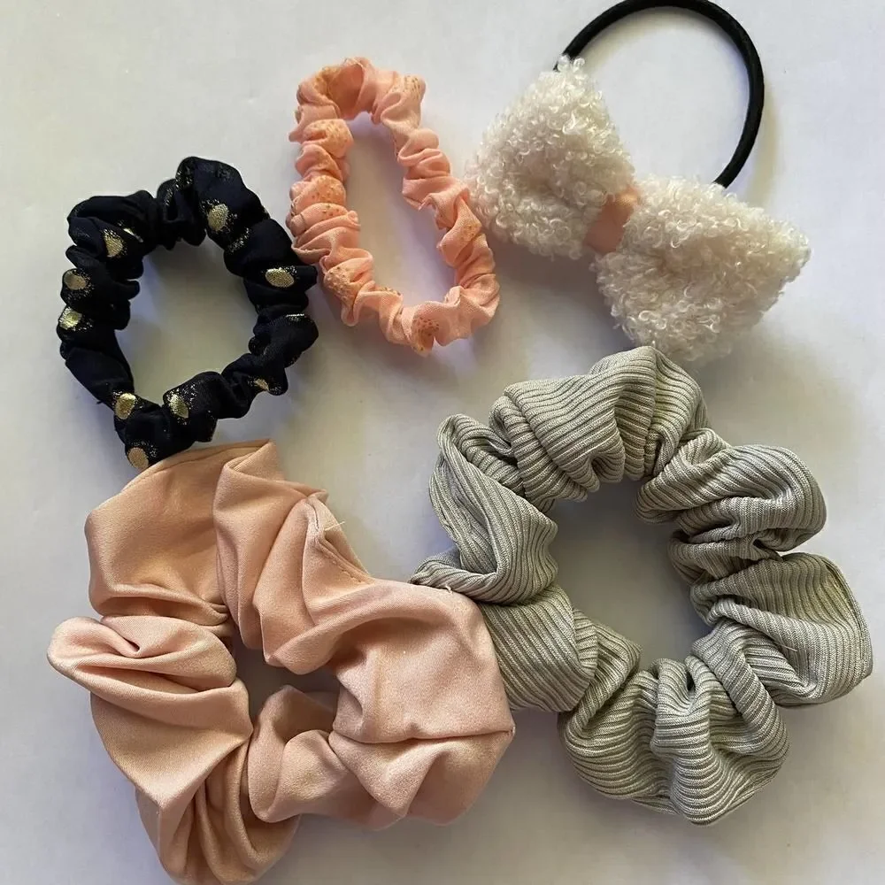 𝅺Set of 5 Scrunchies - White Fluffy Bow